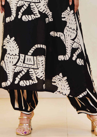 Black & Off White Reyon Printed Kurti Sets